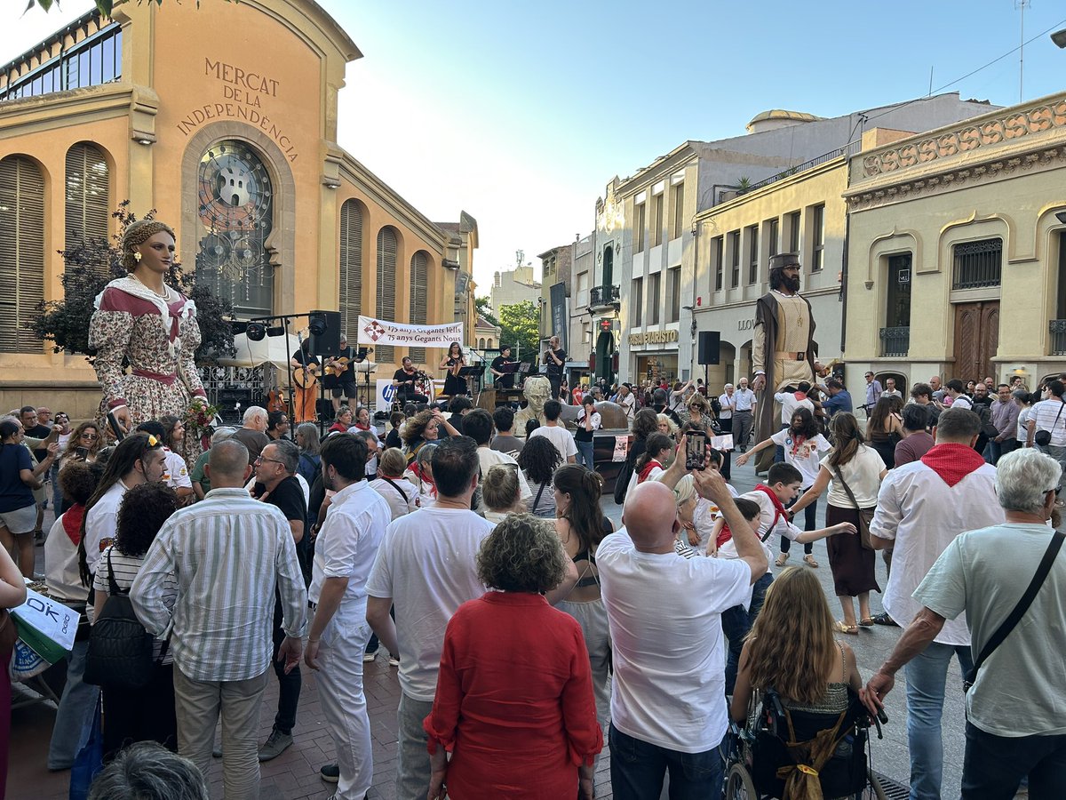 mlluisvall's tweet image. 🎉 Festa grossa amb Qollunaka i Se’n fa una al Raval pels 175 anys dels Gegants Vells !

I estrenen vestits nous 😍