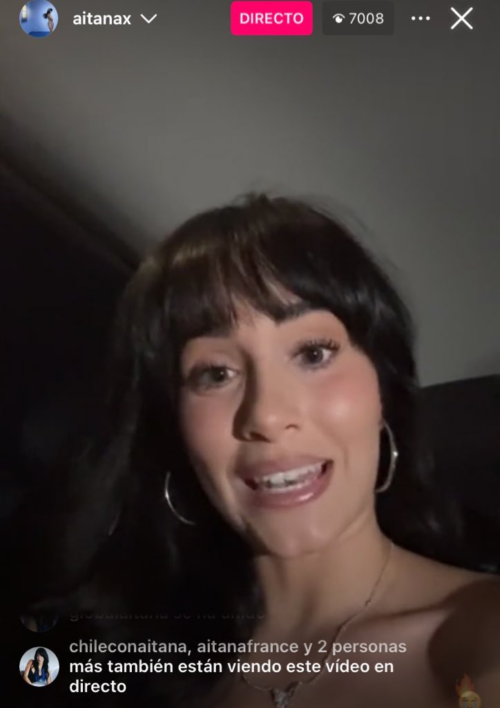 Aitana ha hecho un directo dando las gracias a todo su equipo y personas de su alrededor por “#CUARTOAZUL”:

“El día de hoy ha sido una locura, no me esperaba que este disco triplicara a #alpha. Nos vemos el año que viene con la gira de CUARTO AZUL.”