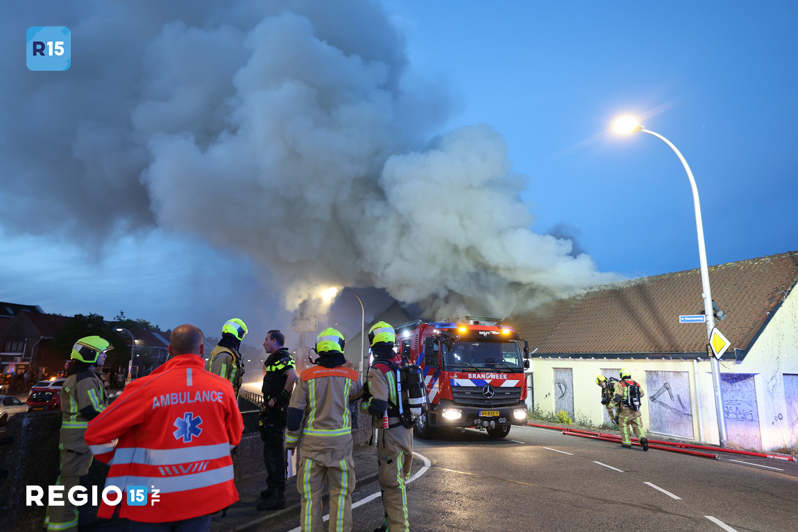 Grote brand in leegstaand pand aan de Hoornseweg in Den Hoorn
