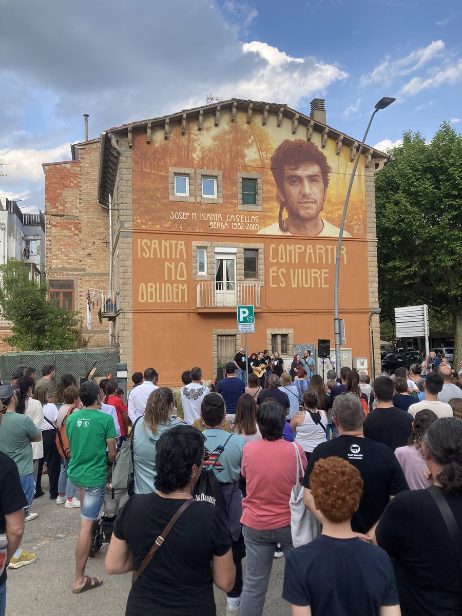 Aquesta setmana fa 20 anys de l'assassinat de l'Isanta. Dimecres es va inaugurar un mural i ara mateix hi ha un concert amb les mateixes bandes que tocaven aquell dia
Fa 10 anys en vam fer un llibre i vaig escriure sobre el cas aquí elcritic.cat/opinio/cas-isa…