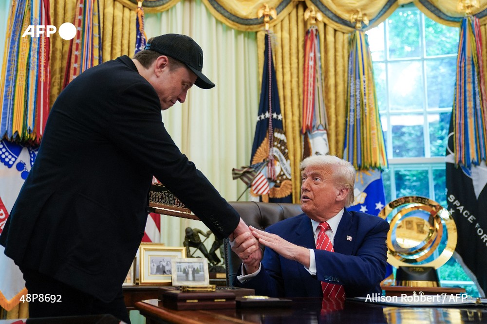 AFP News Agency (@afp) on Twitter photo #UPDATE Billionaire Elon Musk bade farewell to Donald Trump in an extraordinary Oval Office appearance Friday in which he sported a black eye, brushed aside drug abuse claims and vowed to stay a "friend and advisor" to the US president.
u.afp.com/Sp9C by <a href="/dannyctkemp/">Danny Kemp</a> #UPDATE Billionaire Elon Musk bade farewell to Donald Trump in an extraordinary Oval Office appearance Friday in which he sported a black eye, brushed aside drug abuse claims and vowed to stay a "friend and advisor" to the US president.
u.afp.com/Sp9C by <a href="/dannyctkemp/">Danny Kemp</a>