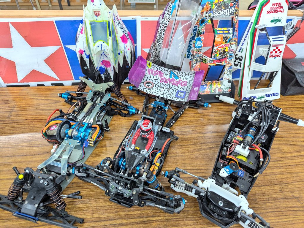 shoes_rc's tweet photo. 早朝レジャラン来た〜
今日は壊れそうっていうか走るのかわからない懐かし自作マシンたちも一緒に😆👍
しかし会いたかったあの人はもういないっぽい、残念!
#レジャラン #TA05 #グラスホッパー https://t.co/s4rf9Txmv0