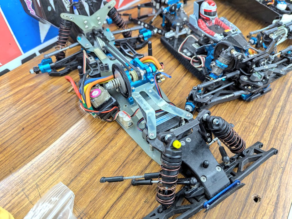 shoes_rc's tweet photo. 早朝レジャラン来た〜
今日は壊れそうっていうか走るのかわからない懐かし自作マシンたちも一緒に😆👍
しかし会いたかったあの人はもういないっぽい、残念!
#レジャラン #TA05 #グラスホッパー https://t.co/s4rf9Txmv0