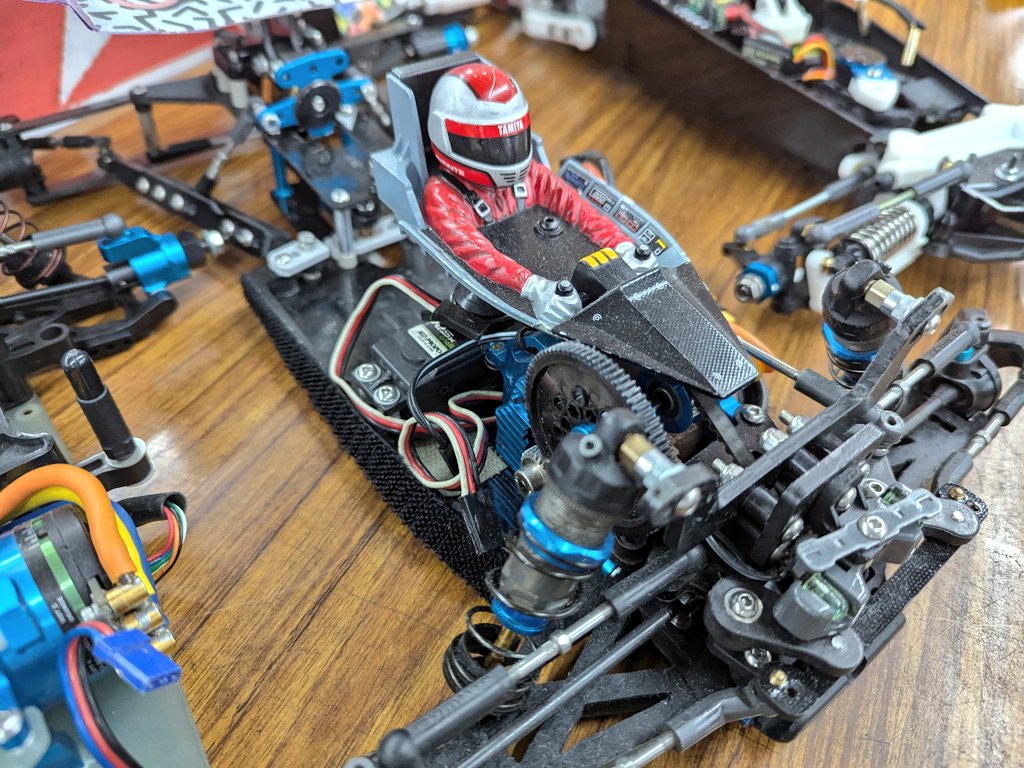 shoes_rc's tweet photo. 早朝レジャラン来た〜
今日は壊れそうっていうか走るのかわからない懐かし自作マシンたちも一緒に😆👍
しかし会いたかったあの人はもういないっぽい、残念!
#レジャラン #TA05 #グラスホッパー https://t.co/s4rf9Txmv0