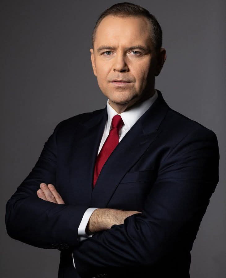 Karol Nawrocki uzyskał doktorat z nauk humanistycznych na Uniwersytecie Gdańskim, ukończył studia podyplomowe International MBA in Strategy na Politechnice Gdańskiej.
Tytuł rozprawy doktorskiej Nawrockiego: "Opór społeczny wobec władzy komunistycznej w województwie elbląskim 1/