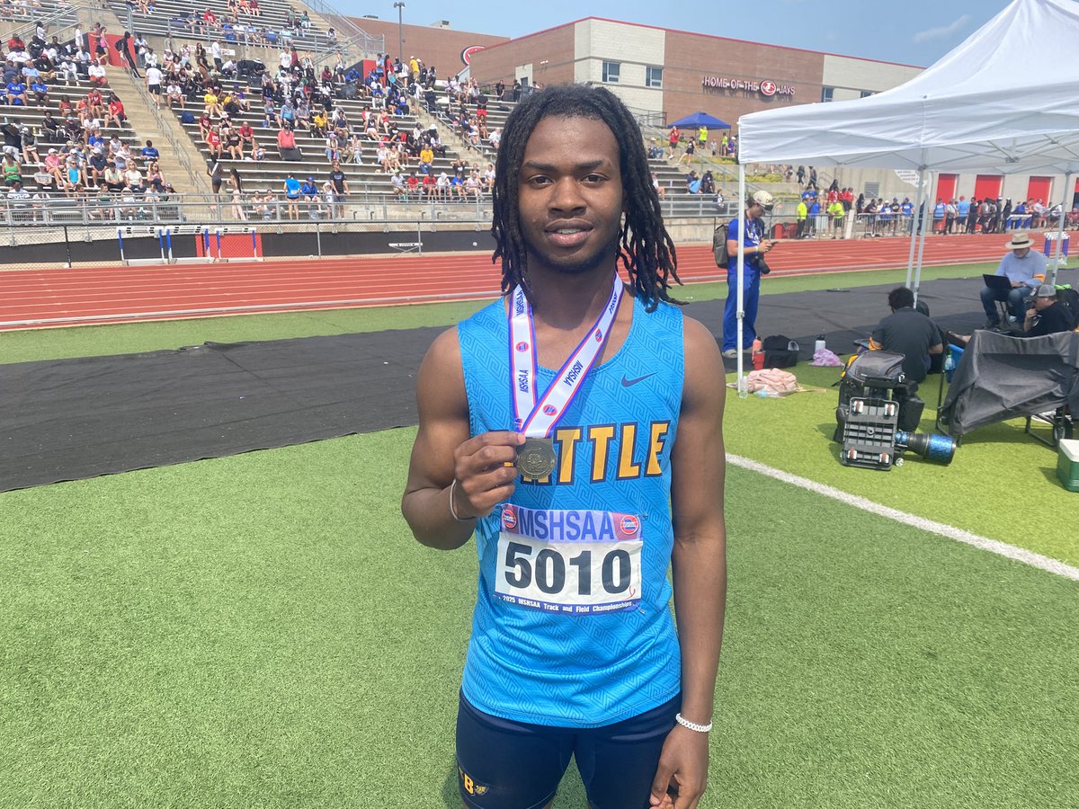 BryanHudnellTV's tweet image. 🏆BACK TO BACK STATE CHAMP! 🏆

Battle’s Vernell Holt Jr. does it again in long jump. The senior saved his best jump for last at 7.38 meters.

@KRCG13 | @BattleAthletics | @VernellHoltJR