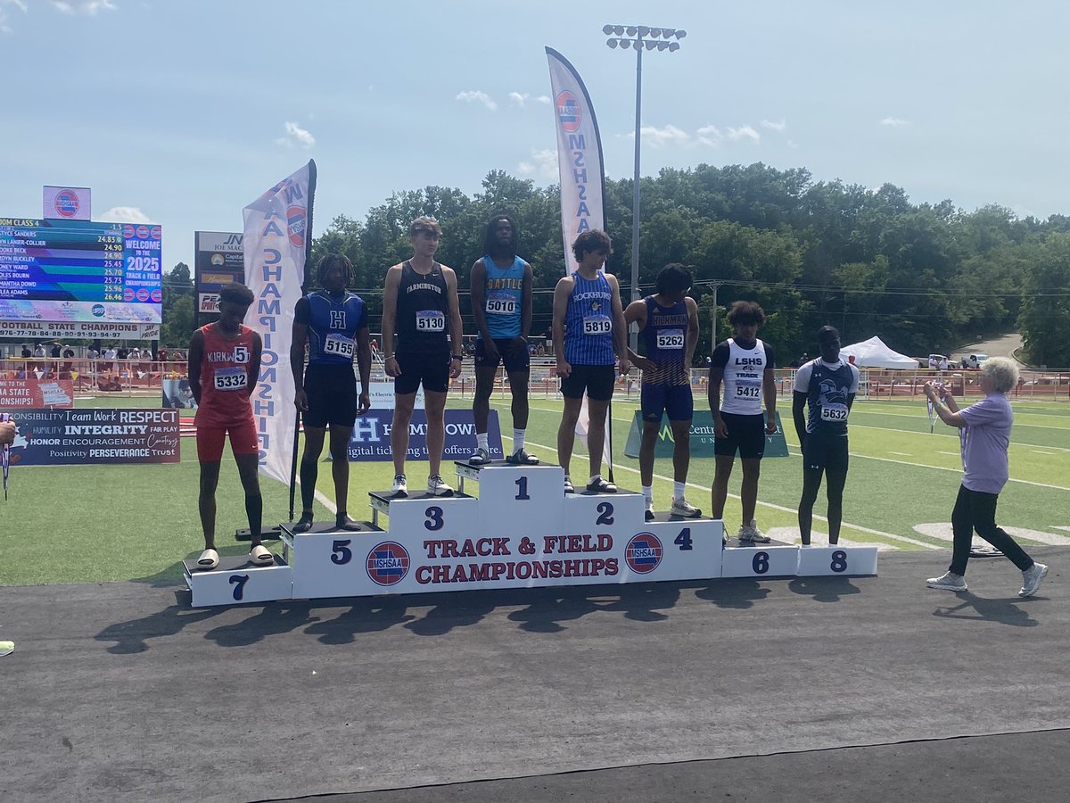 BryanHudnellTV's tweet image. 🏆BACK TO BACK STATE CHAMP! 🏆

Battle’s Vernell Holt Jr. does it again in long jump. The senior saved his best jump for last at 7.38 meters.

@KRCG13 | @BattleAthletics | @VernellHoltJR