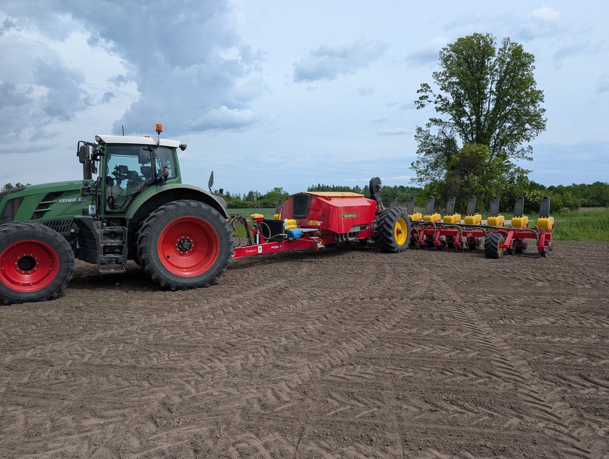 Last bags are loaded and #corn25 will be in the ground in May this year. Few more fields of beans to wrap up. #plant25