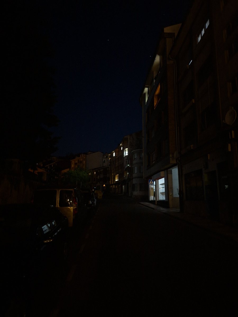 Hola .<a href="/ayto_pravia/">AYUNTAMIENTO DE PRAVIA</a>. En Martinez de Tena y Pico Andolinos llevamos dos días así, a oscuras total. Como broma igual se os ha ido un poquito de las manos, ¿no creéis?