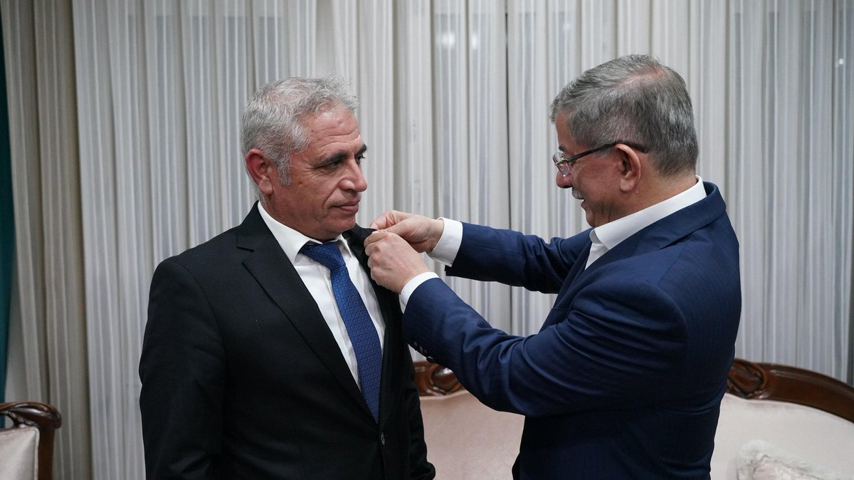 BBP, İYİ Parti ve Zafer Partisi’nde yönetim kurulu görevlerinde bulunmuş Türk Milliyetçisi İsmail Yıldırım’a parti rozetini Genel Başkanımız Ahmet Davutoğlu Isparta’da takdim etti.
Alanya’ya, Antalya’ya güç ve destek verdiği için teşekkür ederiz
 Aramıza hoş geldin reis