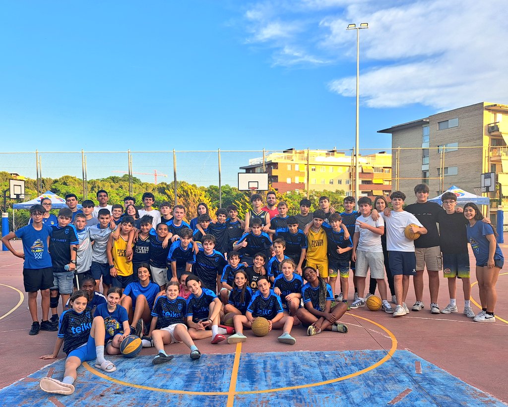CBClaret's tweet photo. !Ya estamos en Tarragona! Mañana comienza la 45a Macrodiada La Salle Tarragona #goPickenclaret #orgulloAmarillo https://t.co/5E87FEVvUy