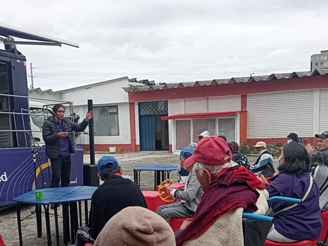integracionbta's tweet photo. 📚🎻 En la Comunidad de Cuidado Tierra del Sol, las personas mayores disfrutaron de una jornada cultural con la llegada del Biblomóvil de @BibloRedBogota y la música en vivo de la @filarmonibogota. Lectura, arte y melodías que llenaron el día de emoción y movimiento. 💛✨ #AquíSíPasa Bogotá, mi ciudad, mi casa.