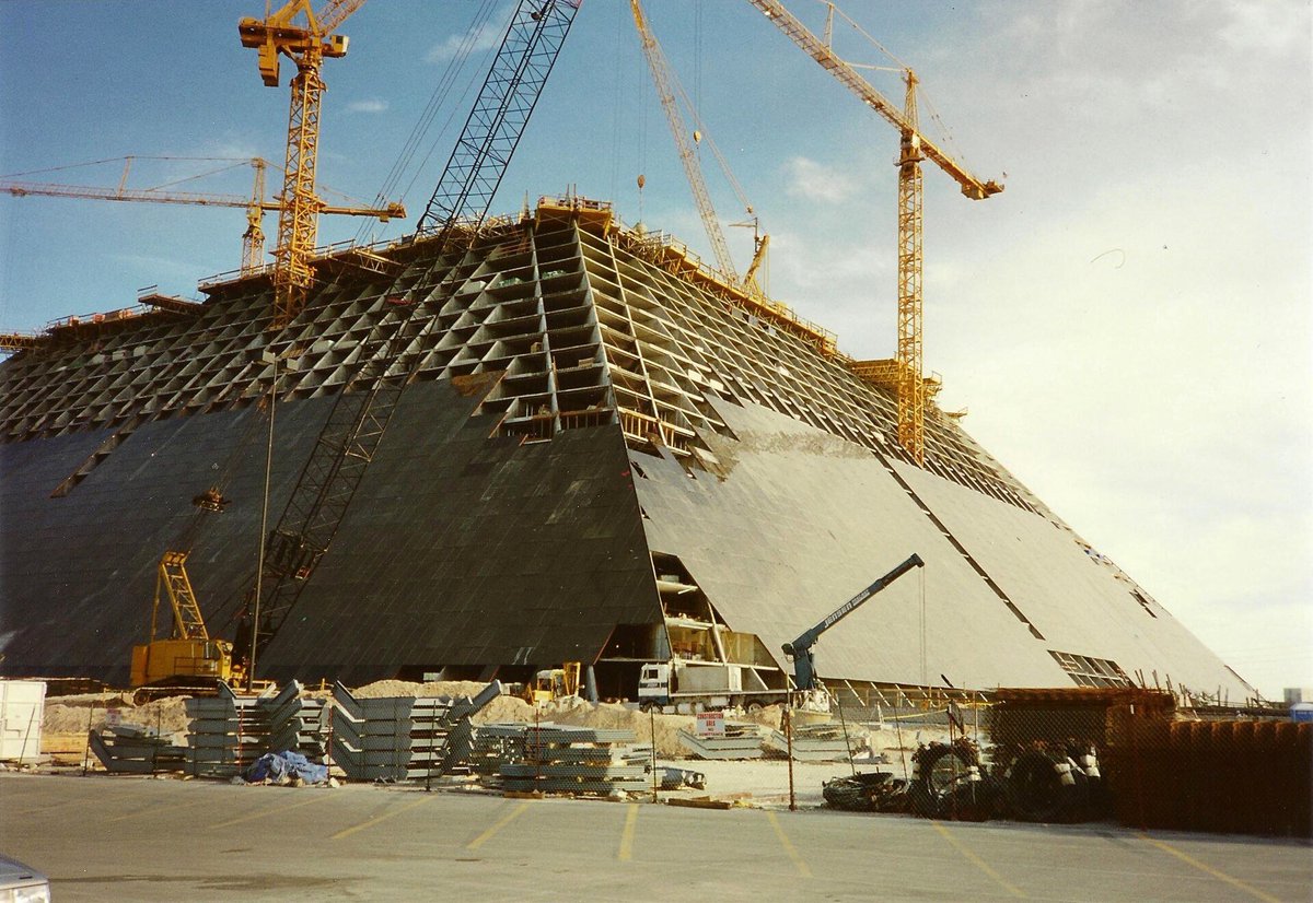 sci_fi_infra's tweet image. Luxor hotel and casino under construction, Las Vegas.