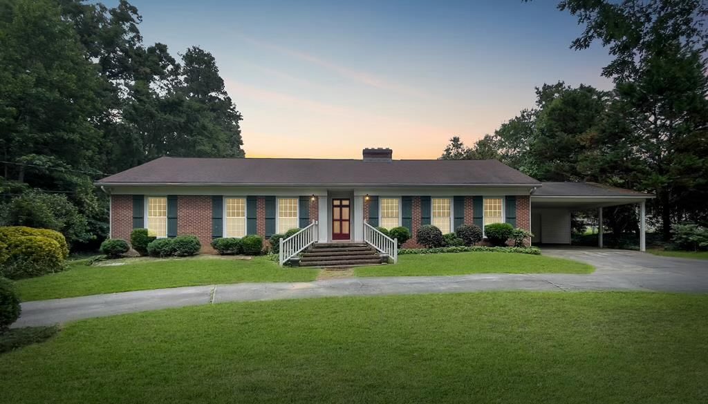 sharonmulkey's tweet photo. Come see another of my new listings in Greenwood … this 2400 sqft, 3 BR/2BA and on the OLD DUKE RATE!!  (Google That! 😃)

https://t.co/qURKgb0ri2 https://t.co/WWqoKvRuNr