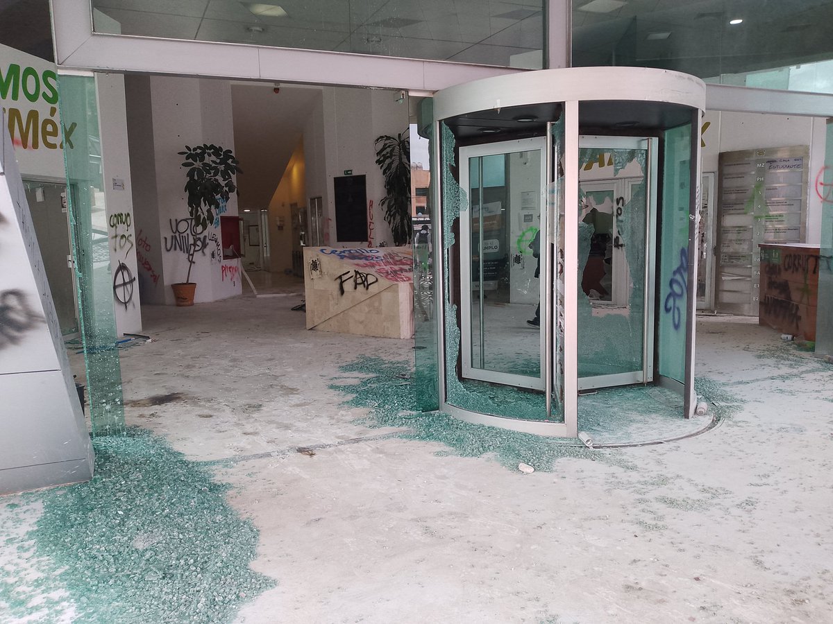 ultranoticiasfm's tweet image. 🟢🟡Así quedó el edificio administrativo de la @UAEM_MX tras ingreso estudiantil

Estudiantes ingresaron al edificio administrativo de la UAEMéx, dejando visibles afectaciones en las instalaciones.

#UAEMéx #Estudiantes #Rector #Rectoria