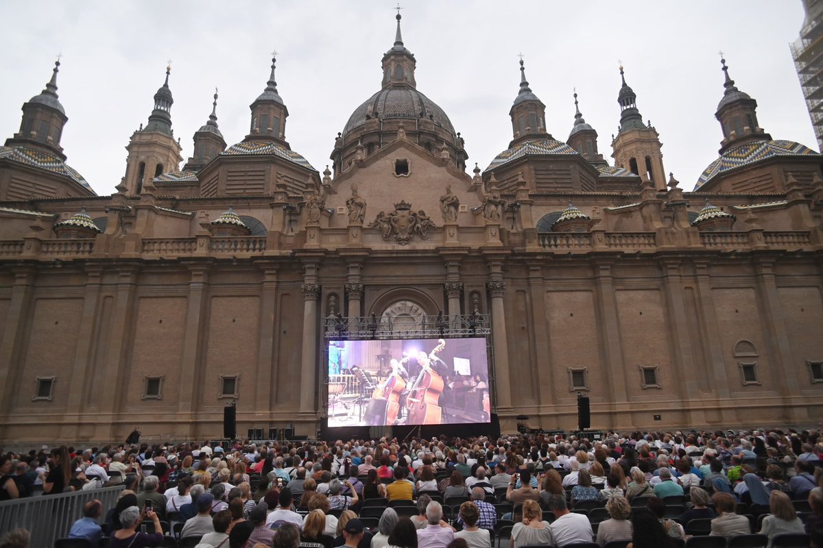 ChuecaNatalia's tweet photo. 🎶 Una noche inolvidable: la Orquesta del Teatro Real, el coro Amici Musicae y Ruth Iniesta llenaron el Pilar y toda su plaza de emoción y excelencia.
Zaragoza sigue demostrando que la cultura de calidad también es patrimonio de todos. https://t.co/GJvJ3rENWz