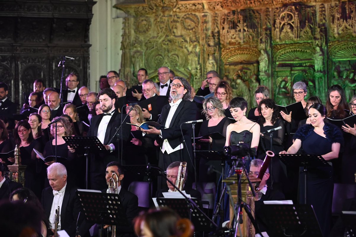 ChuecaNatalia's tweet photo. 🎶 Una noche inolvidable: la Orquesta del Teatro Real, el coro Amici Musicae y Ruth Iniesta llenaron el Pilar y toda su plaza de emoción y excelencia.
Zaragoza sigue demostrando que la cultura de calidad también es patrimonio de todos. https://t.co/GJvJ3rENWz