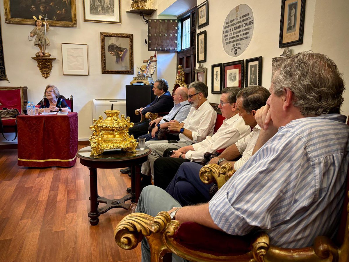 Esta tarde hemos tenido el privilegio de acoger en la Sala Capitular la sesión formativa “Santa Ángela y la sabiduría de la Cruz”, guiada por nuestra hermana Gloria Gamito.

Con profundidad y cercanía, nos ha conducido por la vida y el legado de Santa Ángela de la Cruz,
