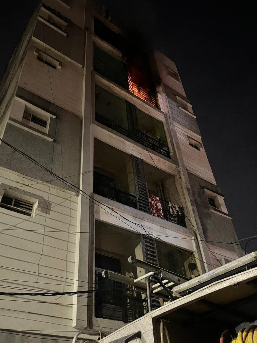 jsuryareddy's tweet photo. #Hyderabad : #FireAccident
A major Fire breaks out in an apartment in Kalapathar limits, No Casualties reported.
Panic gripped the residents, after #fire 🔥 broke out on the 4th floor of an apartment, in Chandulal Baradari colony, under #Kalapathar police station limits.
After getting information Police and Fire tenders 🚒 reached the spot immediately and the Firefighters managed to extinguish the flames before they could spread further.
According to Kalapathar Police, no casualties or injuries were reported, and all residents were safely evacuated from the building. According to Preliminary investigations, an electrical short circuit may have triggered the blaze.
It was the third Fire Accident on Friday.