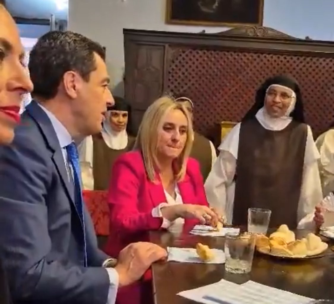 - Señora, estos pastelillos están muy buenos. ¿Llevan almendras?
- Sí, de nuestros propios almendros.
- Pues mañana se los arranco para poner placas solares.