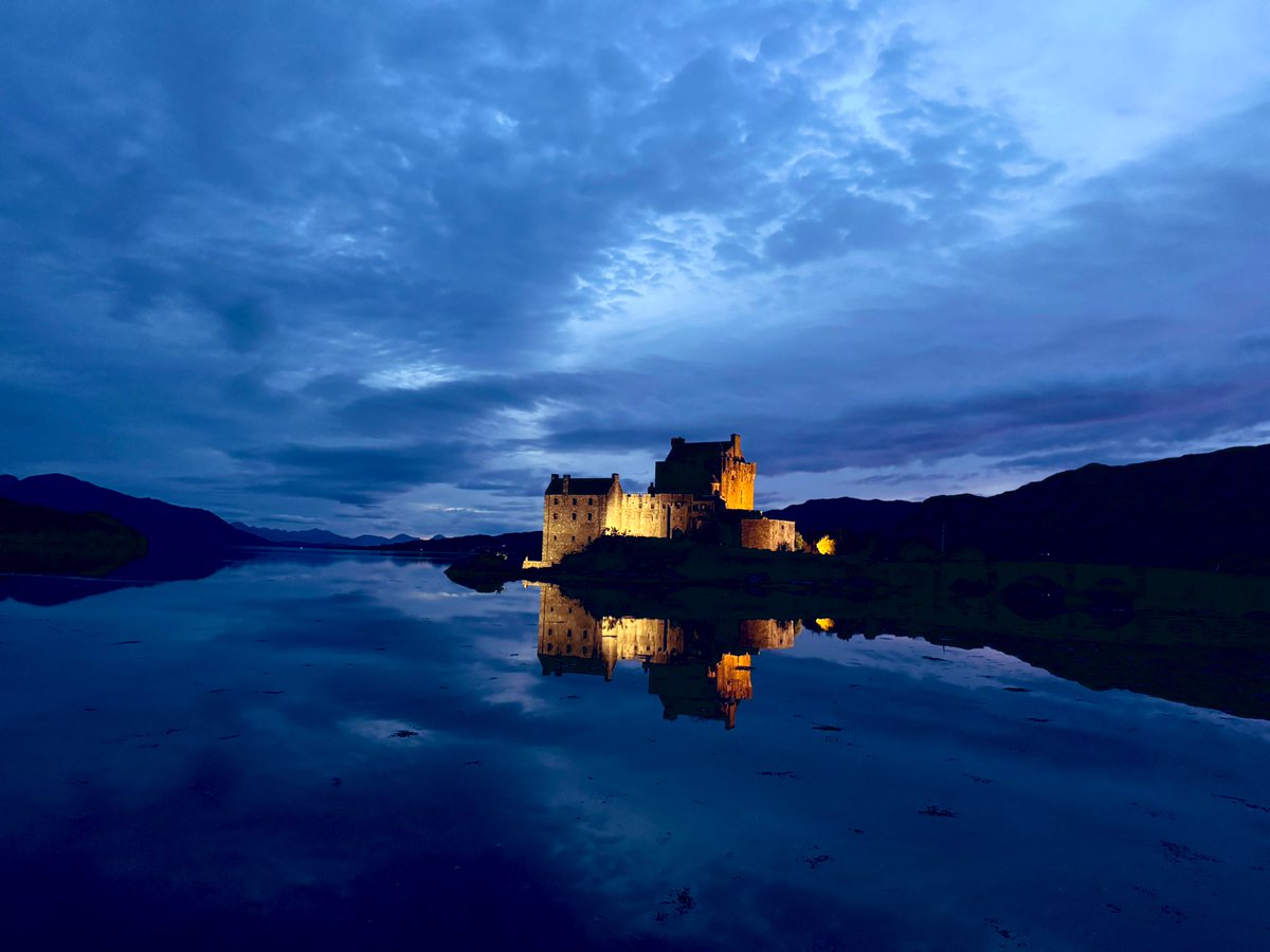 2300hrs - moody midgie skies - Eilean Donan Castle, Lochalsh #Scotland 🏴󠁧󠁢󠁳󠁣󠁴󠁿