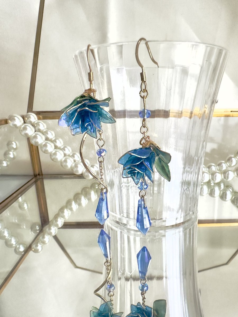 #みんなの推し色見せて
推し活に多い青薔薇。
透け感残した感じに仕上げました。