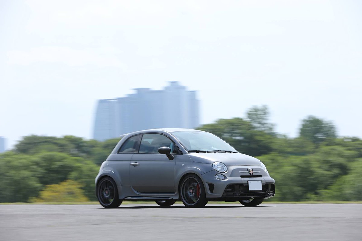 ABARTH_JAPAN's tweet photo. 彼女の気を引くためにアバルトを購入!? ヒョンなキッカケから始まったアバルトとの生活は、しかし、その後さらに進化。お二人は結婚され、“究極のモデル”と称される「695 BIPOSTO」を手に入れるに至った。そんな抹茶さんとほうじ茶さんのアバルトライフをご紹介！
https://t.co/9L64NQRPBj https://t.co/xrdWi4aNX3