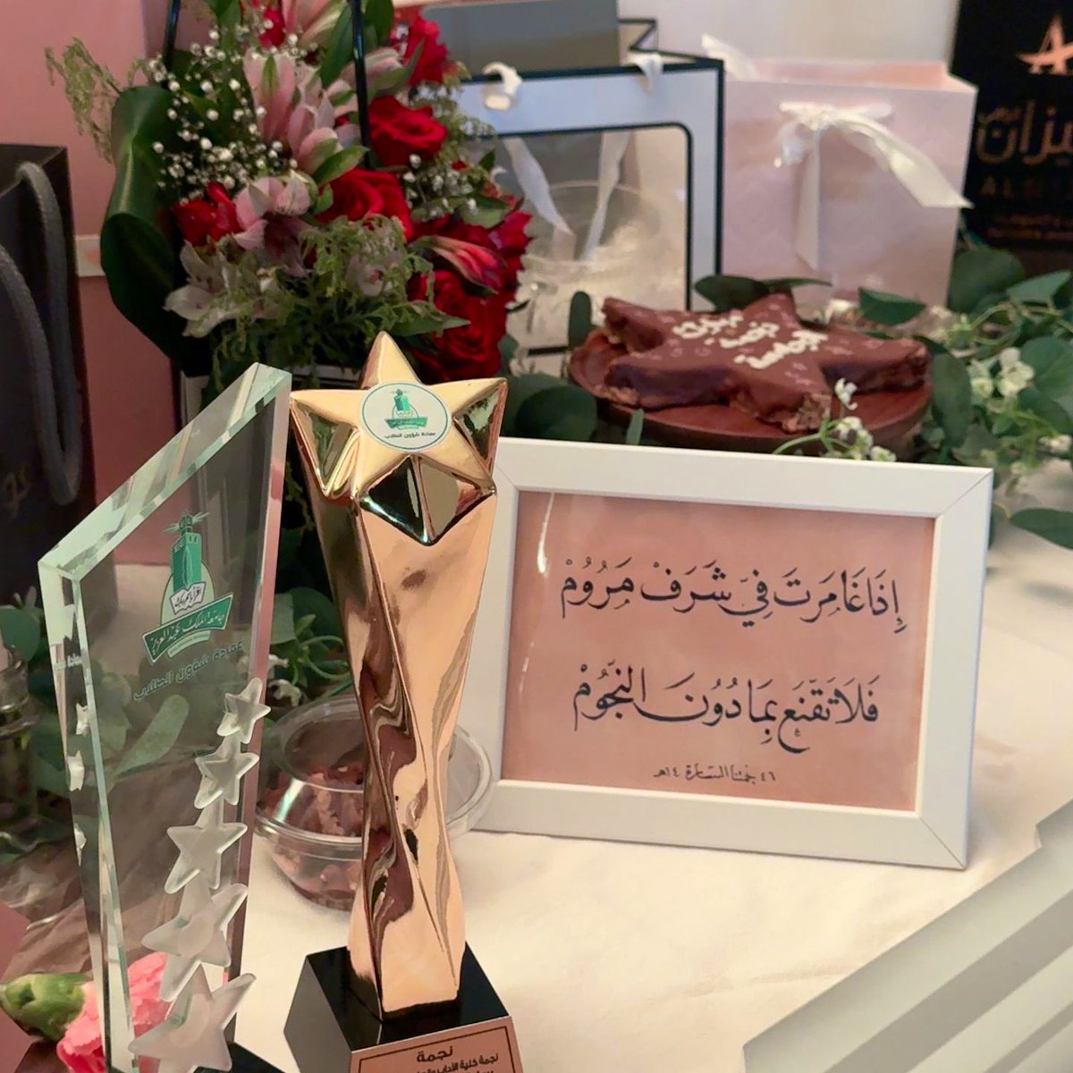 sarxi68's tweet photo. لَكَ الحَمدُ يا مُستَوجب الحَمد وَالثَنا
وَيا مَن بِنا فَقرٌ لَهُ وَلَهُ الغِنى🌱

بفضل الله تعالى تُوّجْتُ من نائبة رئيس الجامعة أ.د. هناء النعيم نجـمةً لجـامعة الملك عبدالعزيز وبالمـركـز الأوّل🥇🌟

كأوّل نجمة آداب تحصده في تاريخ المسابقة✨
شكرًا من القلب لكل مَن أعان وساند!🙏🏻 https://t.co/8CG0AhlwKk
