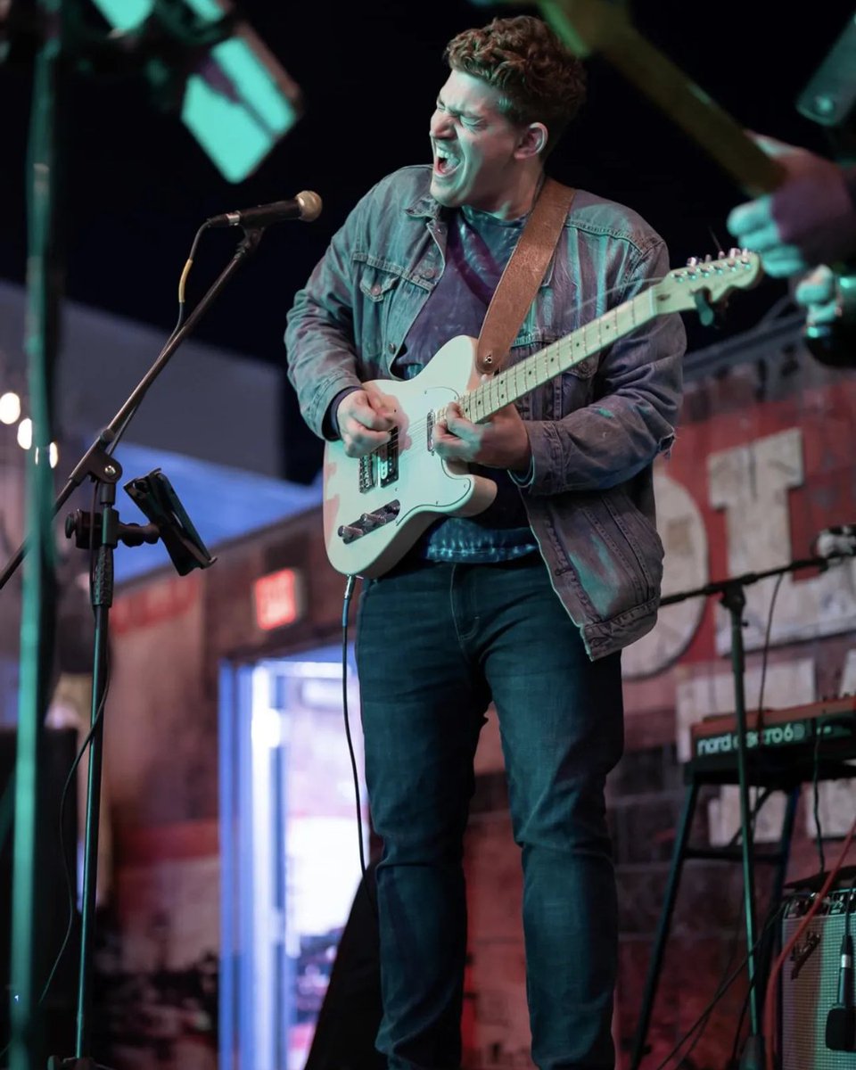 Join us in the tasting room tonight for a live performance by Taylor Wachman.

Great music, great pours, and even better company – don’t miss it!

vegasvalleywinery.com/event/friday-n…

#LasVegasWinery #WineLover #SipInVegas #DrinkLocal #LasVegasEvents