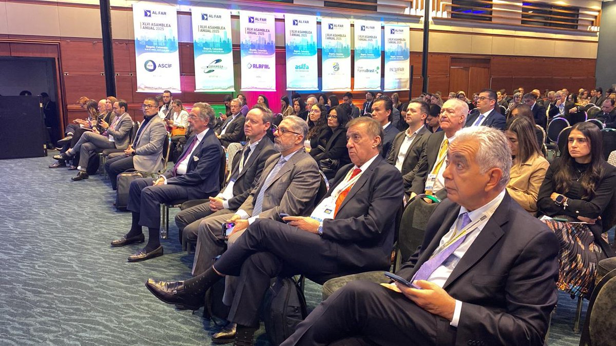 AdresCol's tweet photo. 🗨️En el marco de la XLVI Asamblea Anual de #ALIFAR y el Foro Latinoamericano de la #Industria Farmacéutica, el director de #ADRES, Félix Martínez, cuestionó las intermediaciones en el sistema de salud. «Son por lo menos cinco actores los que intervienen en esa cadena. Y esto ha generado que el gasto en salud sea menos eficiente», dijo.