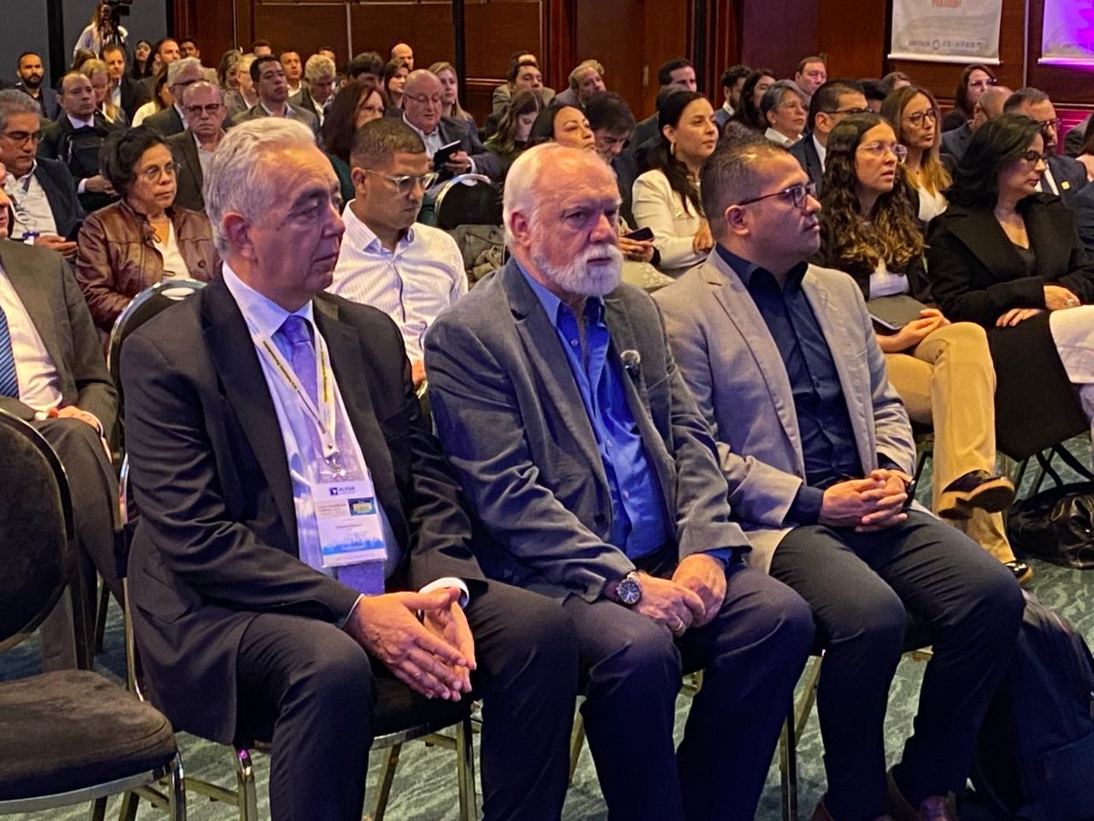 AdresCol's tweet photo. 🗨️En el marco de la XLVI Asamblea Anual de #ALIFAR y el Foro Latinoamericano de la #Industria Farmacéutica, el director de #ADRES, Félix Martínez, cuestionó las intermediaciones en el sistema de salud. «Son por lo menos cinco actores los que intervienen en esa cadena. Y esto ha generado que el gasto en salud sea menos eficiente», dijo.