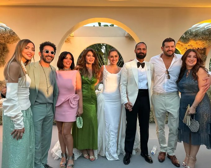 شهد حفل زفاف أمينة خليل مساء اليوم حضور عدد من أصدقائها المقربين في الوسط الفني بجانب عائلتها.. فشاهدوا أبرز إطلالات المشاهير من حفل الزفاف. للمزيد من الصور والتفاصيلgt;gt;