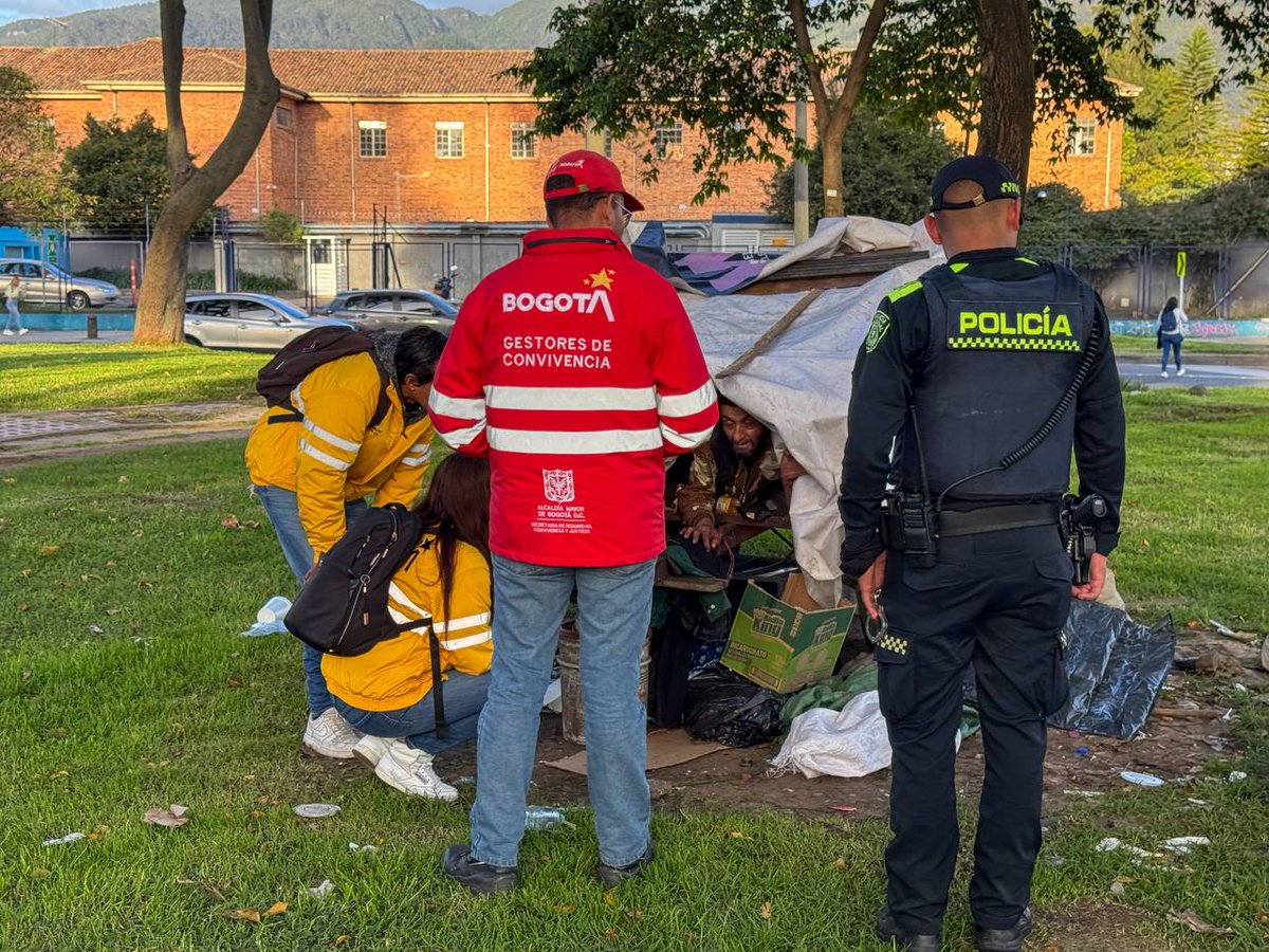 Con la estrategia interinstitucional 'Puentes seguros', recorrimos e identificamos puntos críticos con presencia de habitantes de calle, carreteros y vendedores informales.

📍 Realizamos acciones de sensibilización y socialización sobre el cumplimiento del Código de Policía (Ley