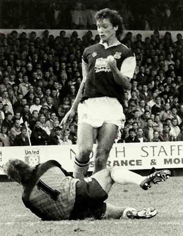exwickclive's tweet image. Today we remember former @OfficialECFC @WestHam @BCFC player & @ReadingFC Academy Manager EAMONN DOLAN who sadly left the field of play aged 48 in 2016. He is remembered at Reading where the north stand is named the Eamonn Dolan Stand
RIP EAMONN ⭐️⭐️⭐️⭐️⭐️