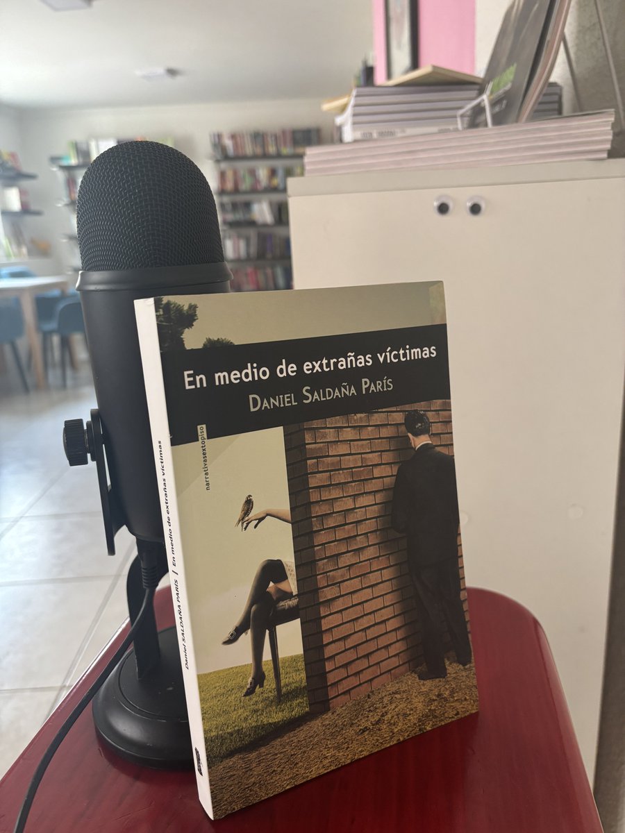A las 16:00 hrs: #LargaDistancia con Daniel Saldaña París desde la <a href="/filu_uv/">FILU UV</a> 

youtube.com/live/G8uN4F-jl…