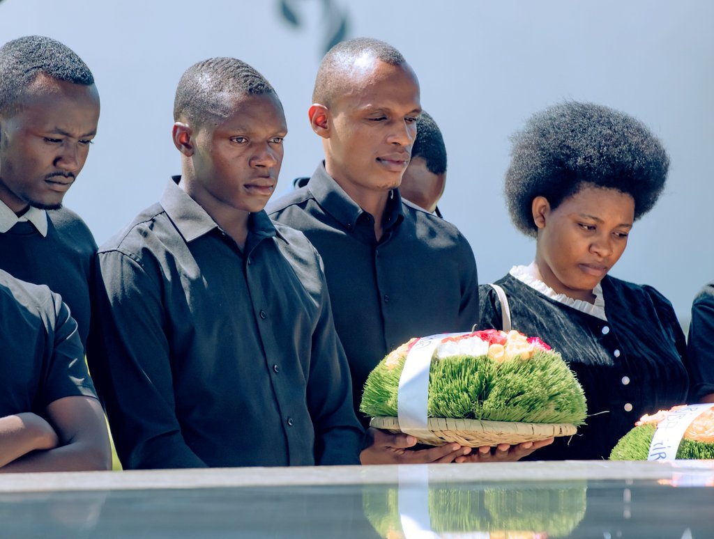 da_nyagatare's tweet photo. Ni igikorwa cyabanjirijwe no gushyira indabo kumva no kunamira imibiri ishyinguye mu rwibutso rwa Jenoside rwa Nyagatare.

@RISARwanda
@Unity_MemoryRw
@DrDamascene
@IBMuhizi

#Kwibuka31 https://t.co/nAOBKqp72U