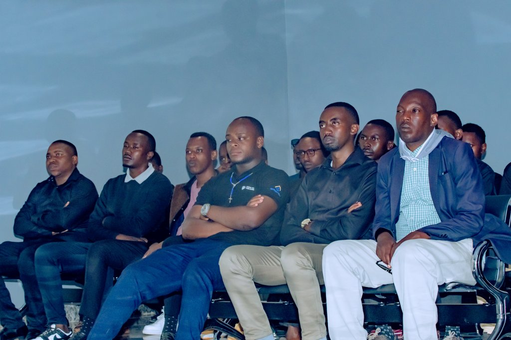 da_nyagatare's tweet photo. Ni igikorwa cyabanjirijwe no gushyira indabo kumva no kunamira imibiri ishyinguye mu rwibutso rwa Jenoside rwa Nyagatare.

@RISARwanda
@Unity_MemoryRw
@DrDamascene
@IBMuhizi

#Kwibuka31 https://t.co/nAOBKqp72U