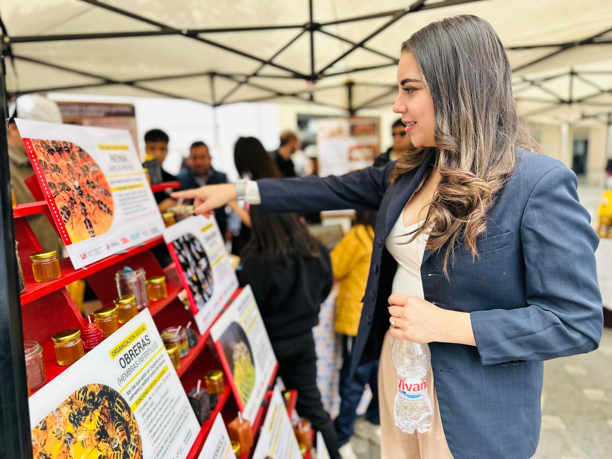 ¡𝐎𝐫𝐠𝐮𝐥𝐥𝐨𝐬𝐨𝐬 𝐝𝐞 𝐬𝐞𝐫 𝐩𝐚𝐫𝐭𝐞 𝐝𝐞𝐥 𝐝𝐞𝐬𝐚𝐫𝐫𝐨𝐥𝐥𝐨 𝐬𝐨𝐬𝐭𝐞𝐧𝐢𝐛𝐥𝐞 𝐝𝐞𝐥 𝐀𝐮𝐬𝐭𝐫𝐨! 🌻
Participamos en el Colmena Fest desde Ciencias Agropecuarias 🐝🍯, impulsando la apicultura y la producción local. 
#SomosInnovación #SomosExcelenciaAcadémica