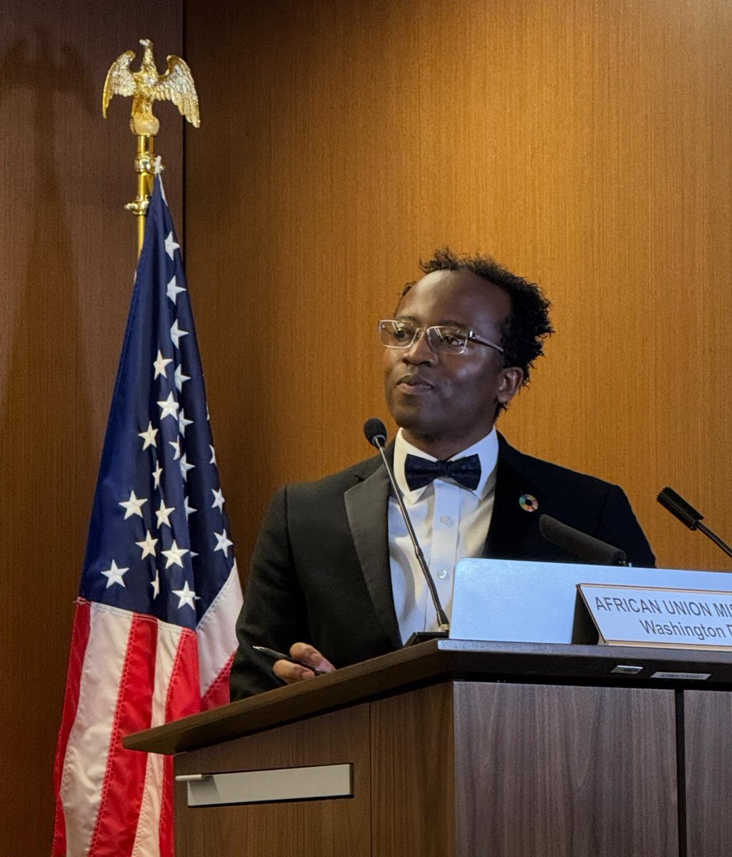 RobieKakonge_'s tweet image. Honored to celebrate the 62nd Anniversary of the @_AfricanUnion (OAU’s founding) at the AU Mission in D.C., co-hosted by Amb. @HMafudze & Amb. Mombouli.
Remarks by Amb. @tdf_dc, U.S. Bureau of African Affairs. AU Representative, @AmbassadorAVD called for dialogue, and cultural…