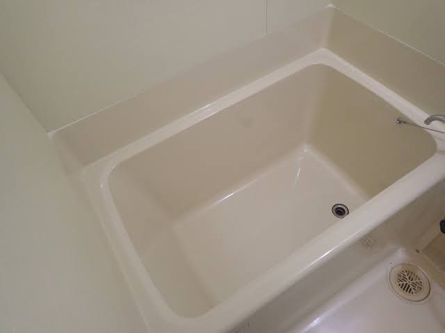 知らない人が多いですが、「お風呂の浴そうの排水栓 」はいつも閉めておいてください。ぼくも4年前にTOTOで働いている友人に聞いて知ったのですが、今までは湯船にひたらないときは開けたままでした。『え、普通そうじゃないの？』と思った人に知ってほしい、排水栓を閉めておかないといけない理由は…