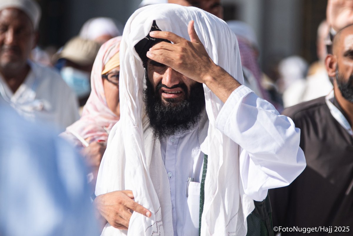 PHOTOS: Hujjaj from around the globe in the Holy City of Makkah.

#FotoNuggetInHajj 🇸🇦