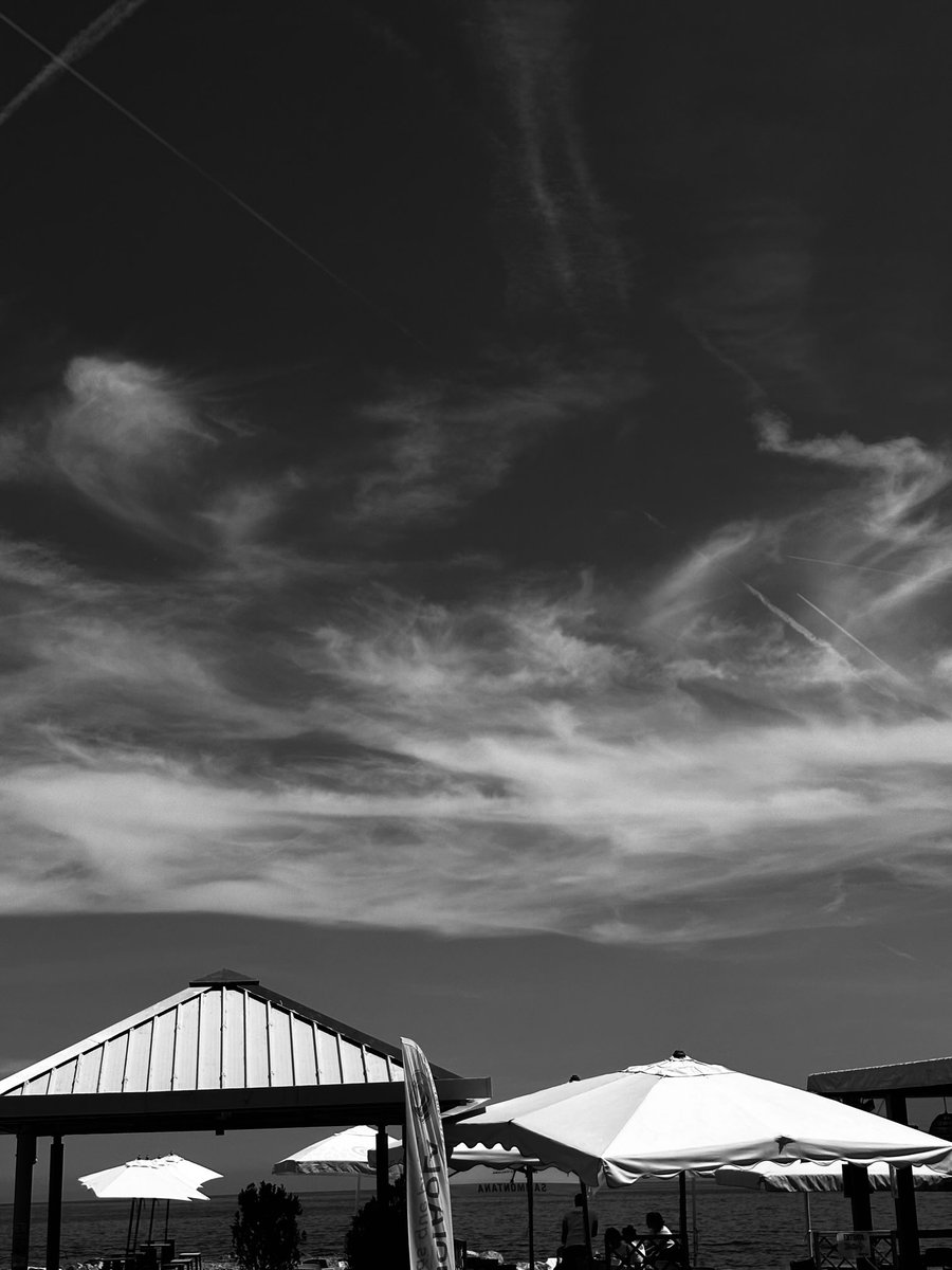 Alonein43672278's tweet image. #photpgraphy #blackandwhite #roofs #clouds