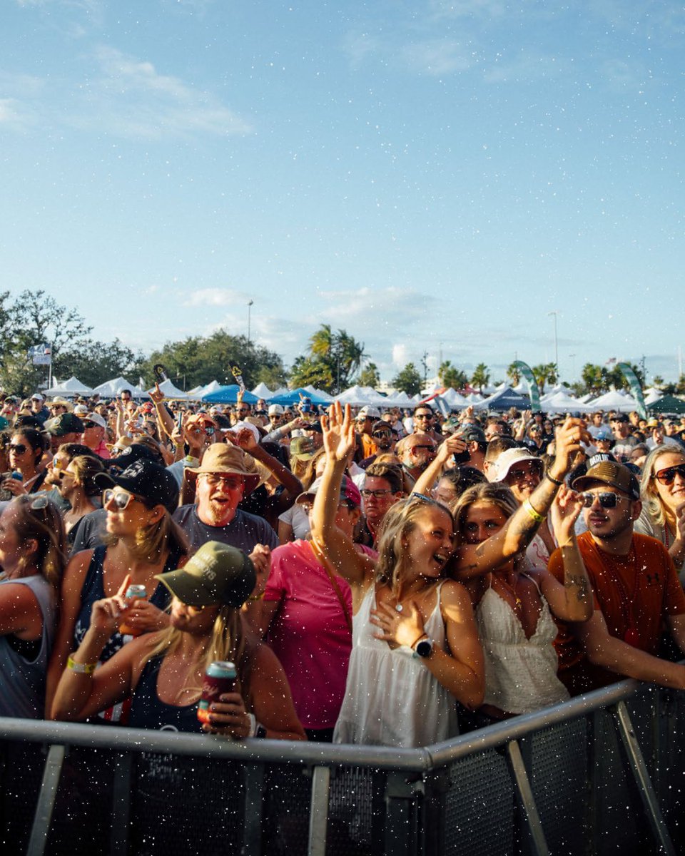 Is there anything better than live music under the Florida sky? 🌴🎸 Drop a 🙌 if you’ve ever lost your voice singing along at Pig Jig! 🐷🎤