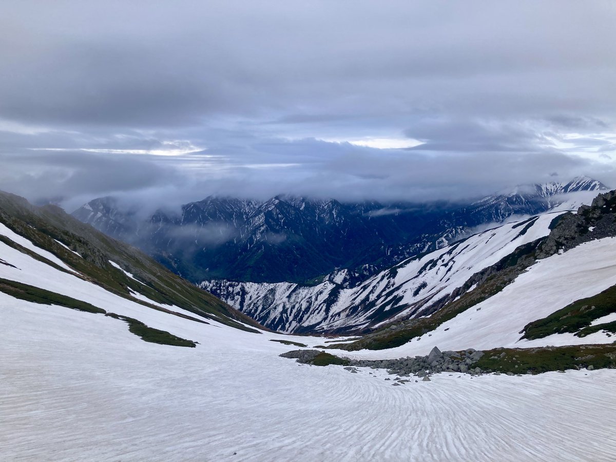 おはようございます。
5/31 6:00現在、玄関先の温度計は3℃。
時折小雨がパラついておりますが…
視界はそんなに悪くありません。
明日から6月…
皆様良い週末をお過ごしください。