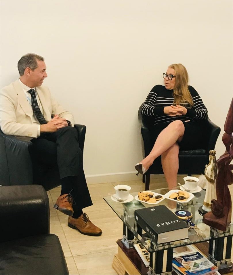 Embajadora Ana Pino Pasquier, sostuvo un encuentro con Coordinador Residente del Sistema de las Naciones Unidas en Guinea Ecuatorial, Antonio Aranibar, para estudiar desarrollo de proyectos de cooperación conjunta para el bienestar de los pueblos.
<a href="/NicolasMaduro/">Nicolás Maduro</a> 
<a href="/yvangil/">Yvan Gil</a>