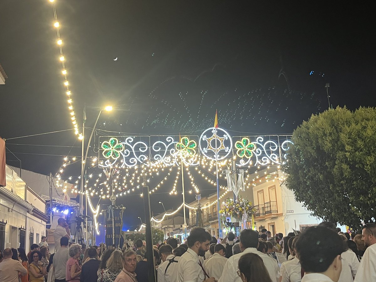 Con sevillanas  populares bailan los devotos y devotas de la Santa Cruz. Como siempre todo un placer estar rodeados de tan buena gente.
