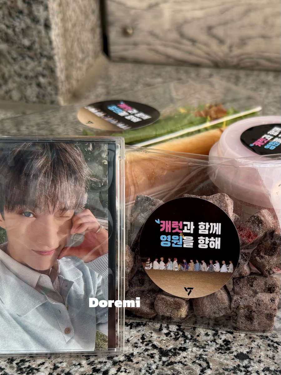 DoreMi_0218's tweet photo. 250531 #도겸

어떻게 이렇게 더 멋져질 수가 있어...? 오늘은 초록색 레오파드 패턴 자켓 에  블랙 탱크톱 을 코디한 모습... 녹화 내내 어깨랑 팔뚝을 드러내며 작업하는 거 봤어??? 진짜... 이러다가 내 정신줄 놓아버릴 것 같아 ㅠㅠㅠ https://t.co/DsjPktlRds