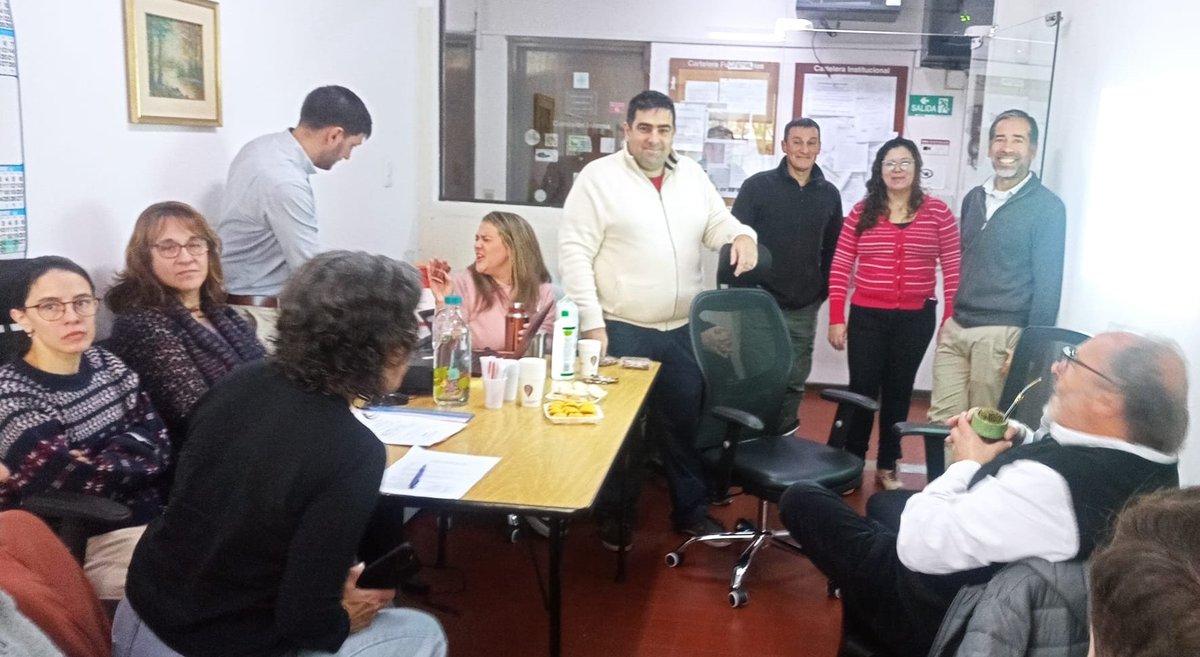 🧪 El vicepresidente de ASSE, Daniel Olesker, y la vocal, Marcela Cuadrado, se reunieron con el equipo de dirección del Laboratorio Francisco Dorrego, junto a la Comisión Interna y la Comisión de Usuarios del centro.