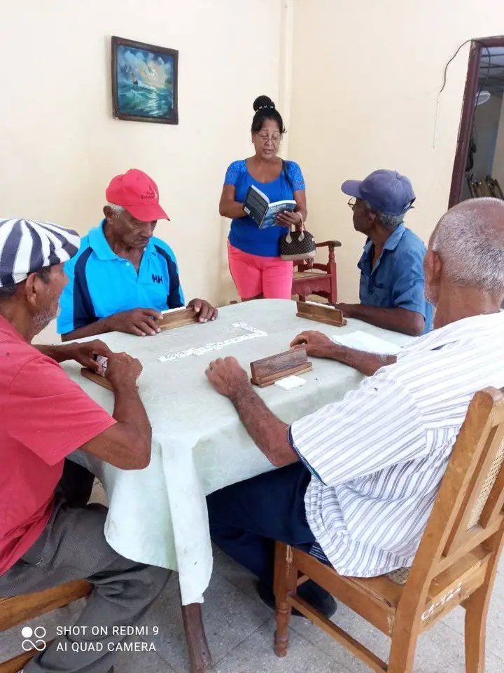 Disfrutan nuestros abuelitos de un buen juego de Dominó, la tranquilidad de la casa de abuelos, acompañados por la lectura del texto "Raúl Castro y Nuestra América". 
#TercerFrente
#SantiagoDeCuba