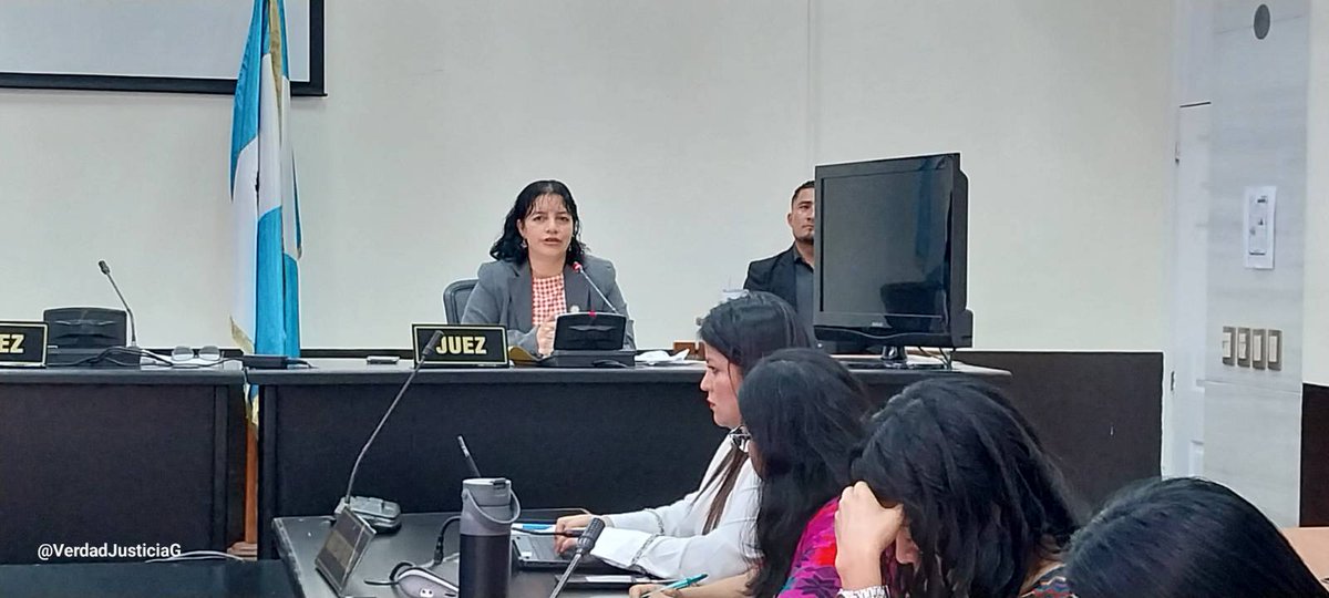 #CasoMujeresAchi
Durante la audiencia de sentencia del #CasoMujeresAchi, la jueza vocal Marling Mayela González explicó los fundamentos de la decisión. Destacó que los testimonios de las víctimas fueron consistentes y coincidieron con los peritajes históricos, psicológicos,